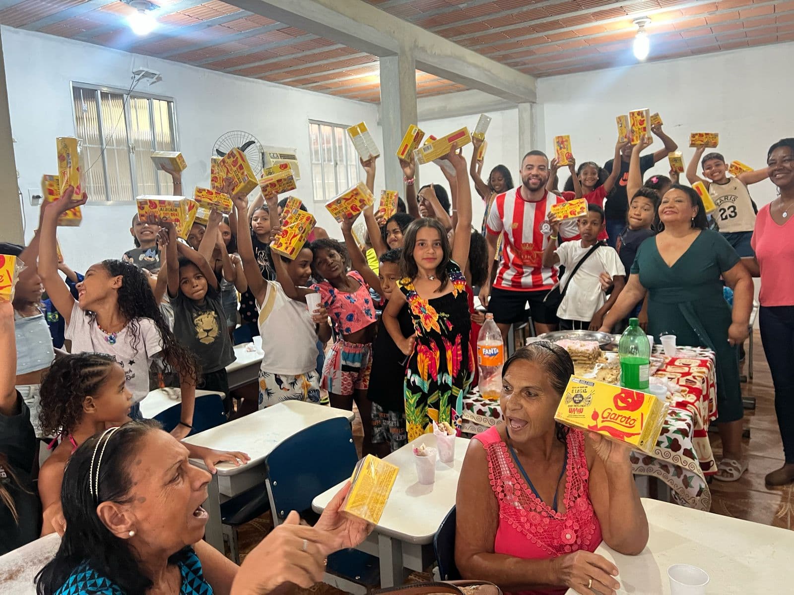 Evento de doação com crianças da Ágape